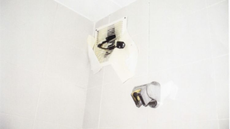 Els turistes es van trobar una webcam amagada rere la reixa de la dutxa © ACN
