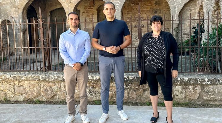 El director de la UNED Girona, David Maldonado (esquerra), l'alcalde de Sant Feliu, Carles Motas, i la regidora d’Educació, Laura Serrano, a la presentació