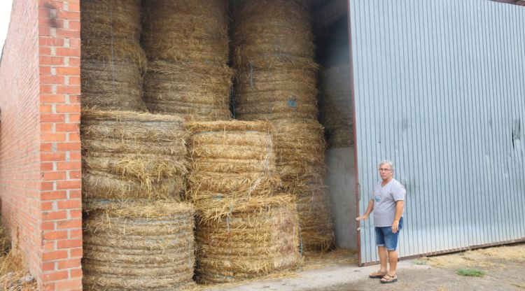 Bales de palla en un cobert de Ventalló. ACN