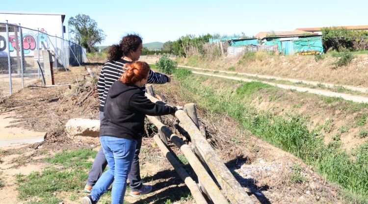 L'alcaldessa de Verges, Diana Acanals mira el rec amb la regidora d'Educació. ACN