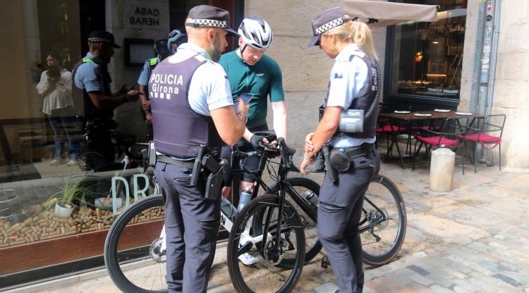 La patrulla de la Policia Municipal interposant una multa a un cicloturista per anar en contra direcció. ACN