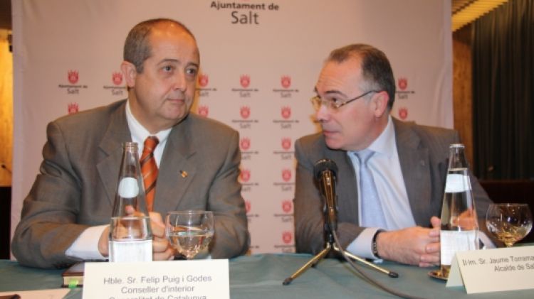 El conseller d'Interior, Felip Puig, amb l'alcalde de Salt, Jaume Torramadé, a la Sala de Plens © ACN