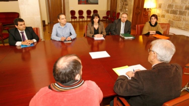 Reunió del regidor de Serveis Socials, Eduard Berloso, amb els representants dels supermercats © AG
