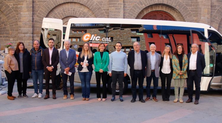 Alcaldes i regidors del Ripollès amb la consellera Paneque. ACN