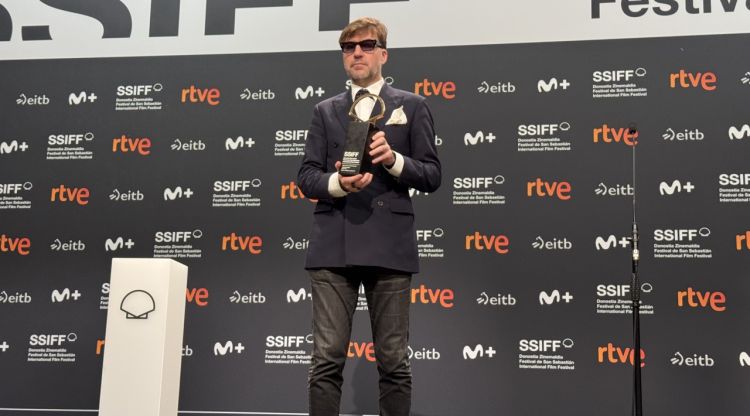 El director Albert Serra amb la Concha d'Or al Festival de Sant Sebastià. ACN