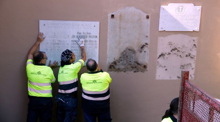 Treballadors municipals retirant les làpides d'origen franquista del cementiri vell de Girona. ACN