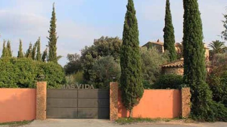 Exterior de les bodegues Mas Vida de Cistella © AG