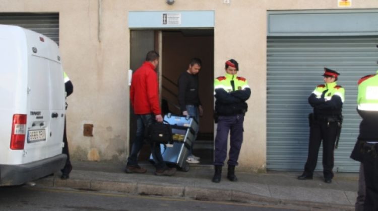 La policia científica entrant al pis on han trobat morta la dona © ACN