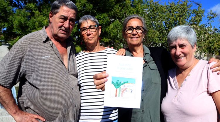 D'esquerra a dreta, l'Agustí, la Merche, la Mayte i l'Àngels amb la portada del llibre. ACN