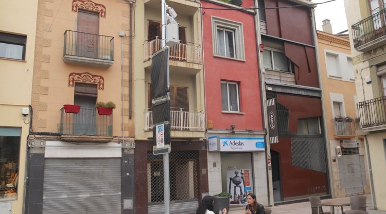 Una de les càmeres lectores de matrícules instal·lades a l'accés del nucli antic de Banyoles. ACN