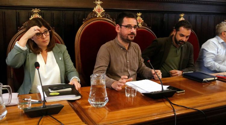 L'alcalde de Girona, Lluc Salellas, flanquejat per la vicealcaldessa Gemma Geis i el tinent d'alcaldia Quim Ayats, al ple. ACN