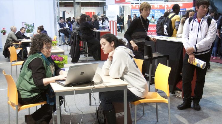 Una jove interessada en el transcurs de l'edició del 2012 (arxiu)