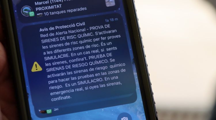 Pla detall de l'alerta que ha arribat a un mòbil a Sant Celoni. ACN