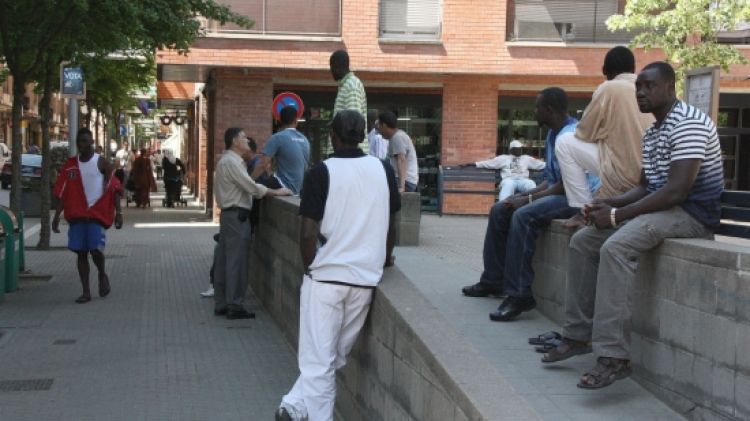 Un grup d'immigrants en una plaça de Salt (arxiu) © ACN