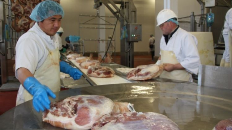 Interior de l'empresa Pernils Llémena ubicada a Sant Aniol de Finestres © ACN