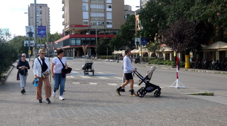 La vorera i el vial oest de la plaça Catalunya, ara reconvertit en espai per a vianants. ACN