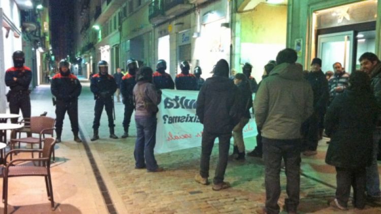 Un cordó policial ha impedit que els manifestants s'acostessin a la seu de TV Girona © ACN