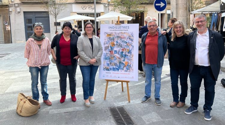 Els organitzadors de la Indilletres amb l'alcalde, Òscar Aparicio. ACN