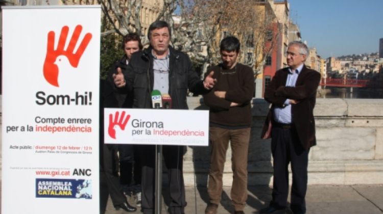 L'agrupació local Girona per la Independència s'ha presentat aquest matí al pont de Pedra de Girona © ACN