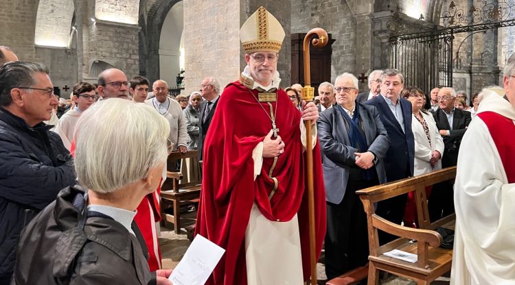 El bisbe arribant a l'altar de la basílica de Sant Feliu de Girona. ACN