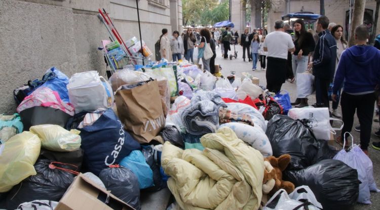 Un punt de recollida d'ajuda, ahir a davant de Correus a Girona. ACN