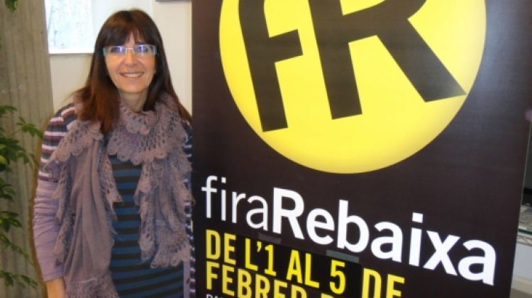La directora de Fira de Girona, Anna Albar, amb el cartell de Firarebaixa © ACN