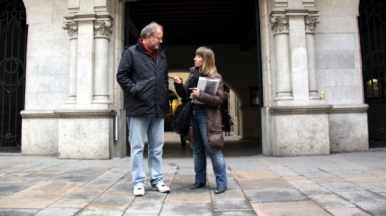 Membres de la Plataforma d'Afectats per la Hipoteca (PAH), Josep Canal, i la portaveu de la PAH-Girona, Marta Afuera © ACN