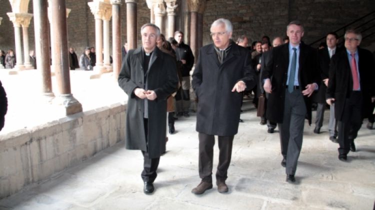 El bisbe de Vic, Romà Casanova, i el conseller de Cultura, Ferran Mascarell, al monestir de Ripoll © ACN