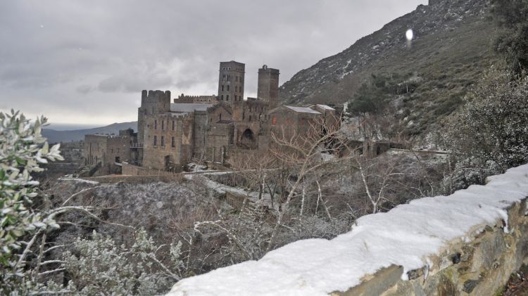 La neu que ha caigut aquest matí ha emblanquinat el paisatge de la zona de Sant Pere de Rodes © ACN