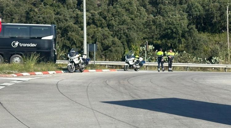 Els Mossos a la rotonda que dona accés a l'N-II a la Jonquera. ACN