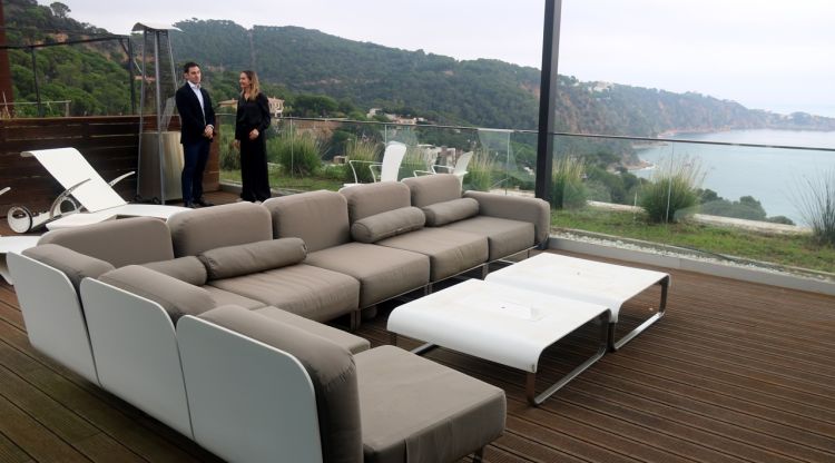 Els representants de la immobiliària Barnes a la terrassa d'una casa d'alt estànding en una urbanització de la Costa Brava. ACN