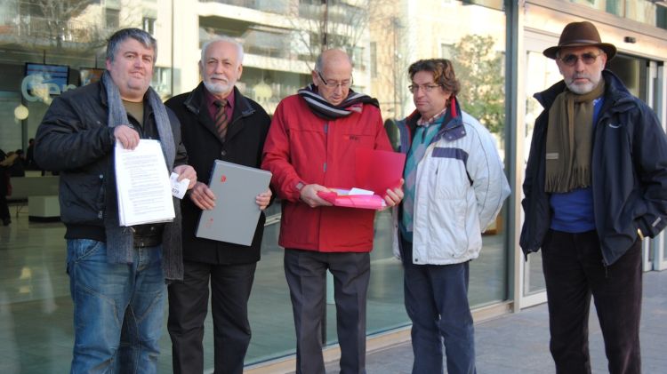 Membres de la Plataforma Ciutadana de Blanes abans de lliurar les més de 12.000 signatures © ACN