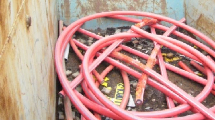 Imatge d'un dels contenidors amb material retirat durant les obres de millora i manteniment © ACN