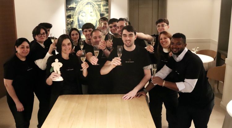 L'equip del restaurant Divinum celebra la primera estrella Michelin amb un brindis al restaurant. ACN