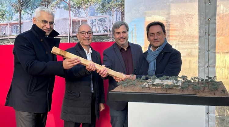 Directius de Puratos amb l'alcalde de Sils, Eduard Colomé, amb l'estaca de fusta i la maqueta del nou centre. ACN
