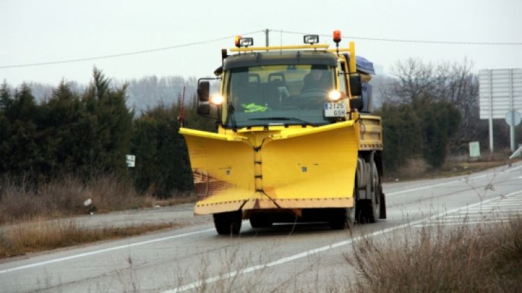 Una màquina llevaneus repartint sal a la carretera que va de les Borges Blanques a Castelldans © ACN