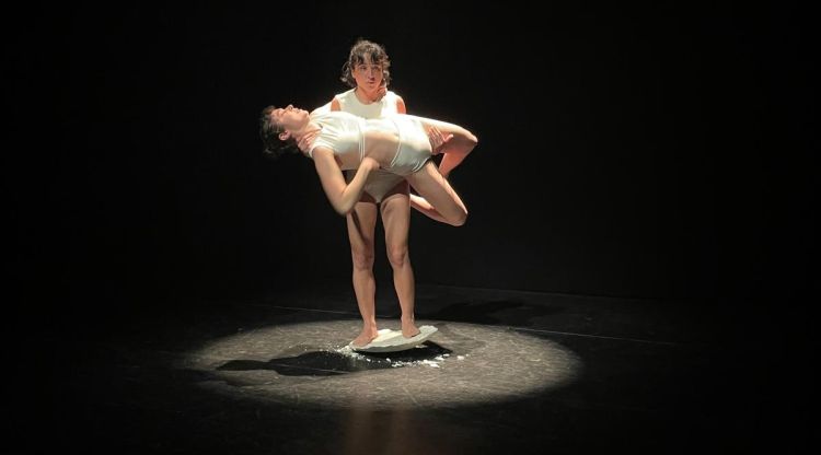 Júlia Godino i Alexa Moya a l'espectacle Tan a prop