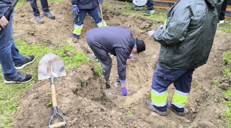 El forense Narcís Bardalet cercant la fossa comuna on pensaven era Evi Rauter. CCMA