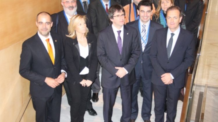 La vicepresidenta del Govern , Joana Ortega, acompanyada dels representants de l'ACM a Girona © ACN