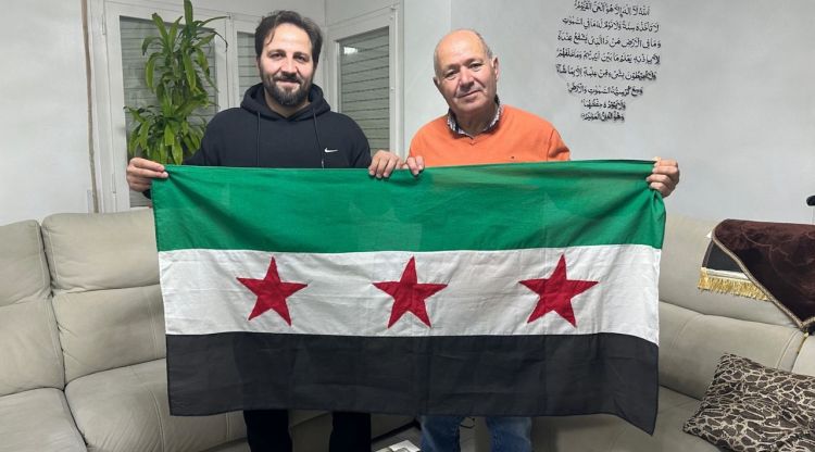 L'Ahmed Bassal i en Nachaat Waez amb la bandera siriana. ACN