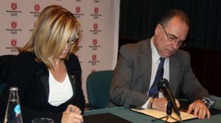 Joana Ortega i Jaume Torramadé signant el conveni © ACN