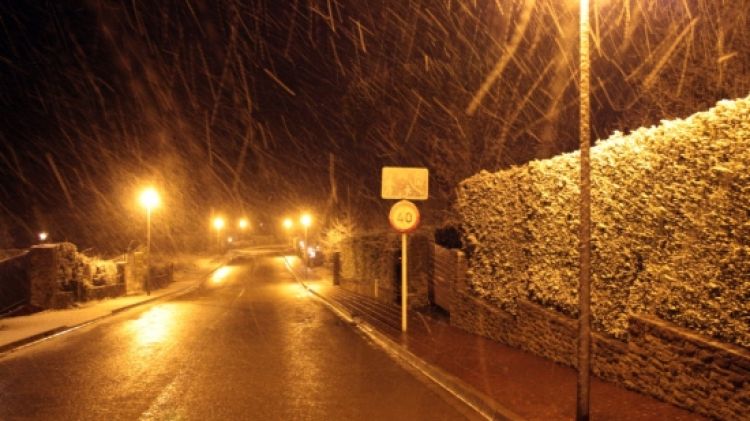 Imatge de les primeres volves de neu que han caigut a la urbanització de La Roca de Taradell © ACN