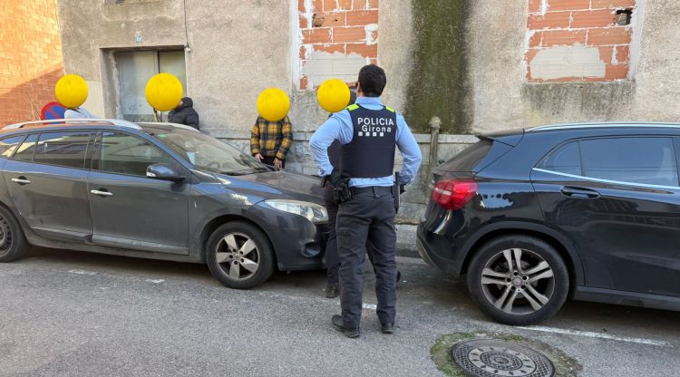 Els suposats ocupants amb agents de la Policia Municipal, el passat 3 de gener. Jordi Riera