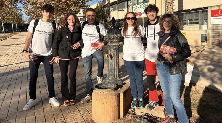 Els restauradors Josep Arcarons i Georgina Valls al centra, amb familiars i personal del restaurant a Paiporta per repartir els torrons