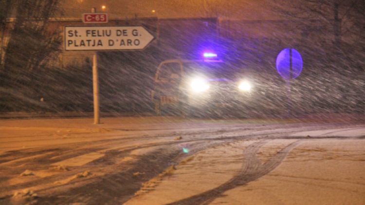 Els Mossos d'Esquadra reobren la carretera C-65 a la rotonda d'entrada de Cassà de la Selva © ACN