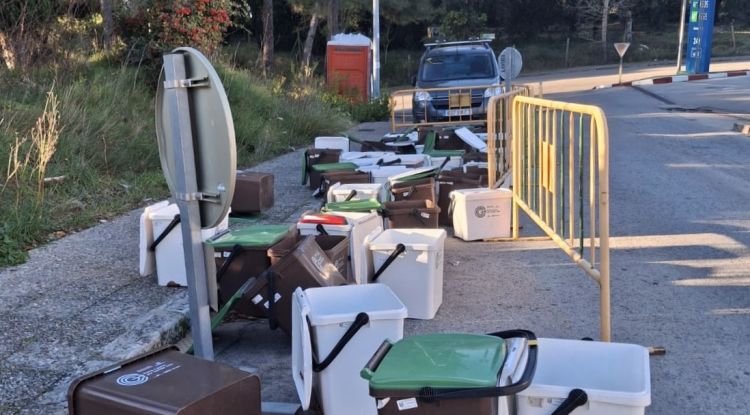 Un piló de cubells del porta a porta acumulats a Monjuïc on hi han pisos a prop de cases, aquest matí