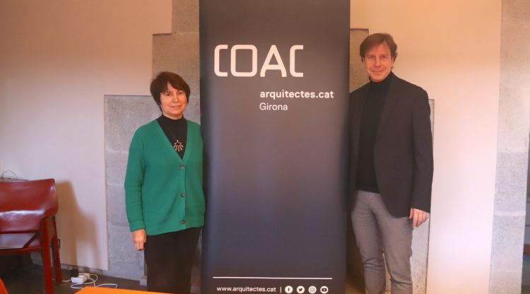 La cap de visats del COAC a Girona, Lourdes Ferran, i el degà del col·legi a Girona, Marc Riera. ACN