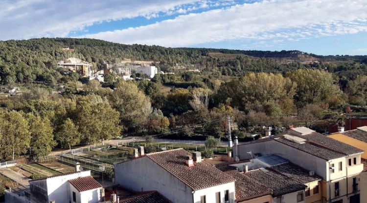 La planta que Construccions Rubau SA té a la sortida de Girona des del Pont Major, vista des de les cases de Sarrià de Ter