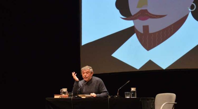Xavier Albertí en la seva conferència de l'any passat sobre Shakespeare. Escola Municipal d\'Humanitats La Mercè