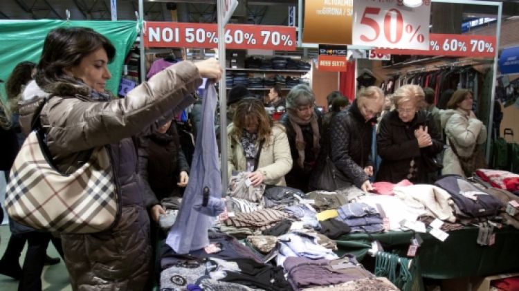 Un instant durant el primer dia d'obertura de la Firarebaixa de Girona © ACN